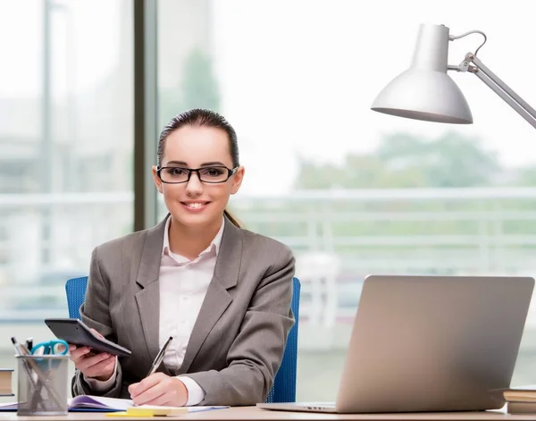 Empresária trabalhando em sua mesa — Fotografia de Stock