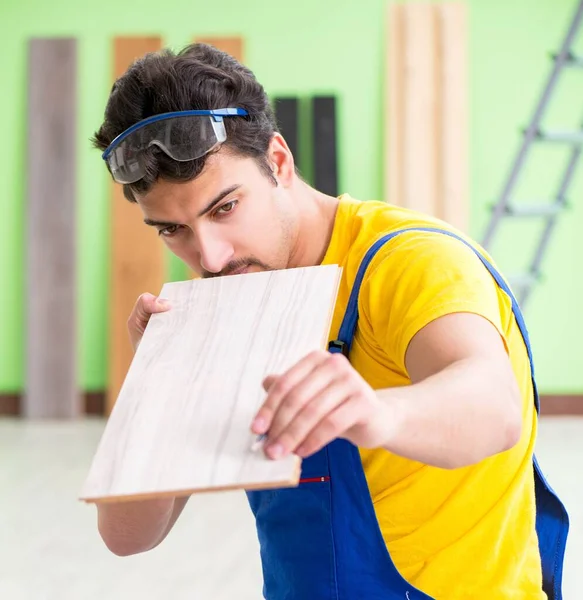 Imprenditore professionale posa pavimentazione a casa — Foto Stock