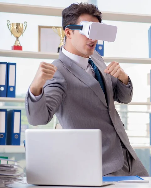 Homme d'affaires avec lunettes de réalité virtuelle VR au bureau — Photo