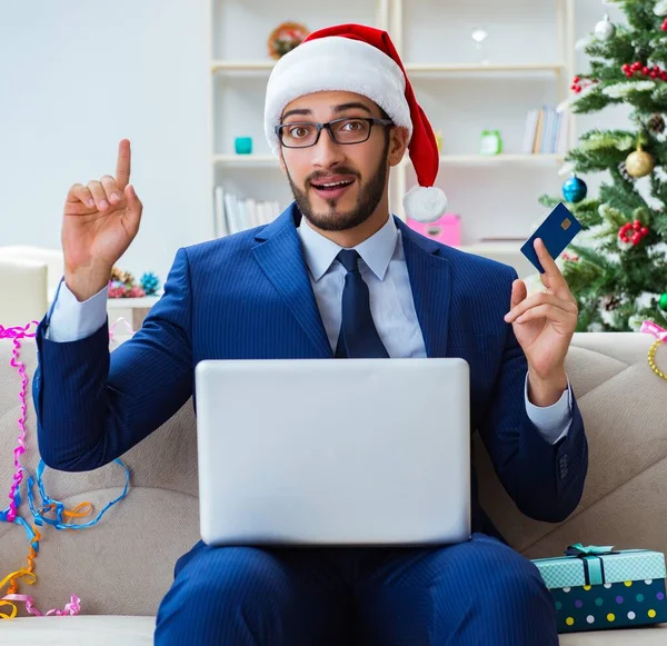 Uomo d'affari che lavora a casa durante il Natale — Foto Stock