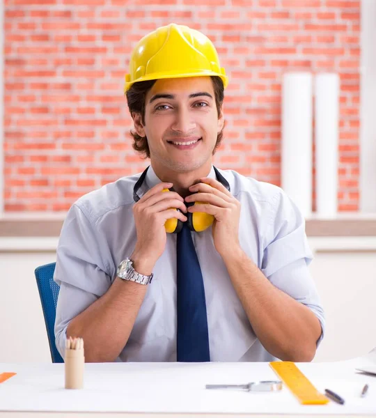 El supervisor de construcción trabajando en planos —  Fotos de Stock