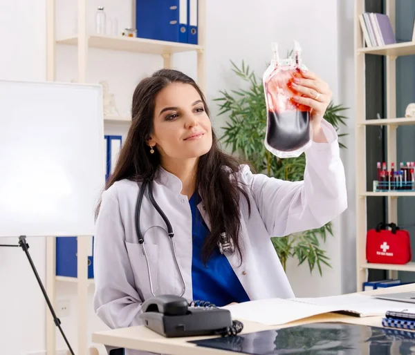 The female doctor in blood transfusion concept — Stockfoto