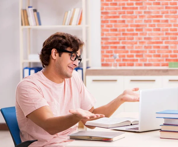 El joven estudiante que se prepara para los exámenes universitarios — Foto de Stock