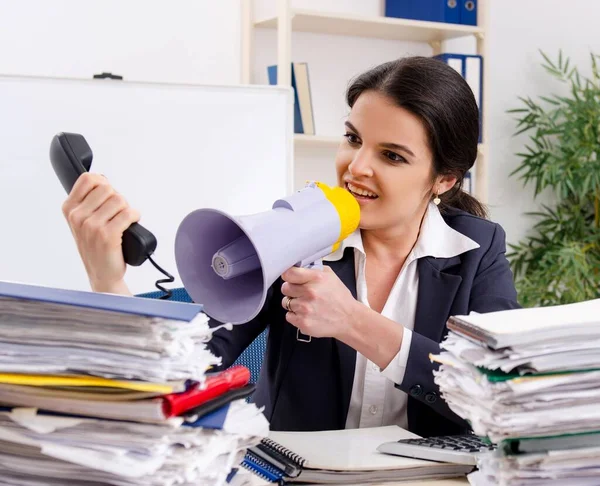 A funcionária com muito trabalho no escritório — Fotografia de Stock