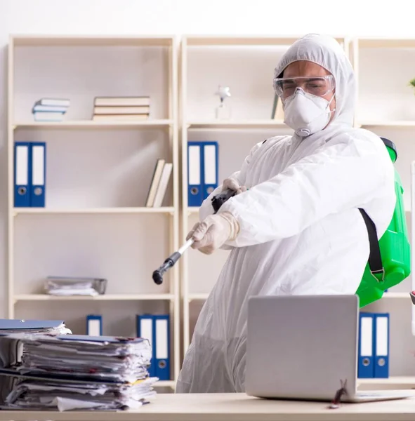 El contratista profesional haciendo control de plagas en la oficina — Foto de Stock