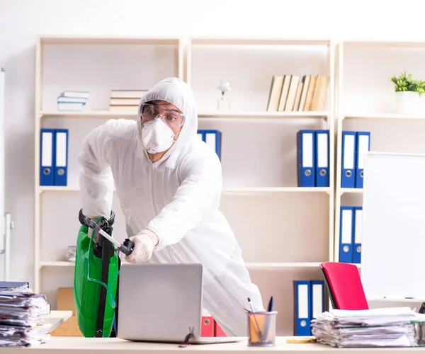 Ofiste haşere kontrolü yapan profesyonel müteahhit.