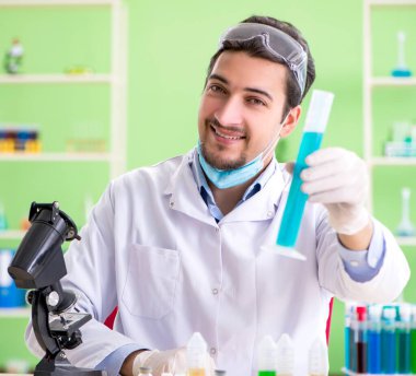 Laboratuvarda çalışan bir kimyager.