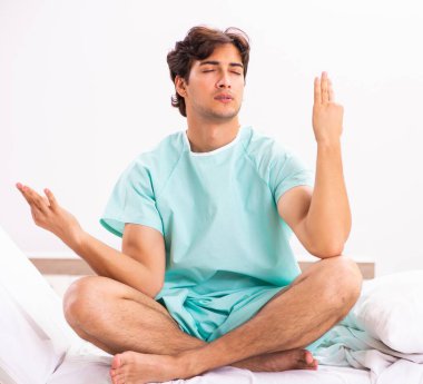 Hastanede kalan yakışıklı genç adam.