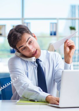 Seyahat acentesinde çalışan satış temsilcisi.