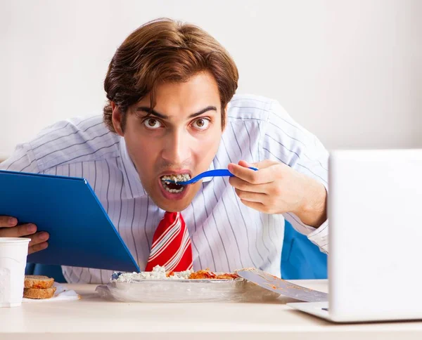 Человек, обедающий на работе во время перерыва — стоковое фото