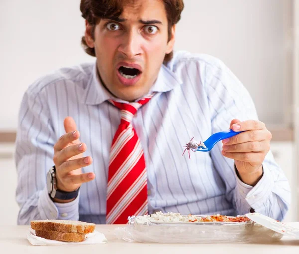 The employee eating food with cockroaches crawling around — Stock Photo, Image