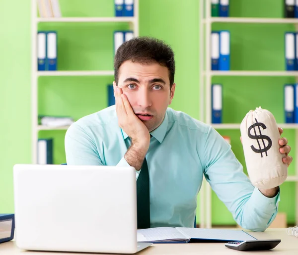 Männlicher Finanzmanager arbeitet im Büro — Stockfoto