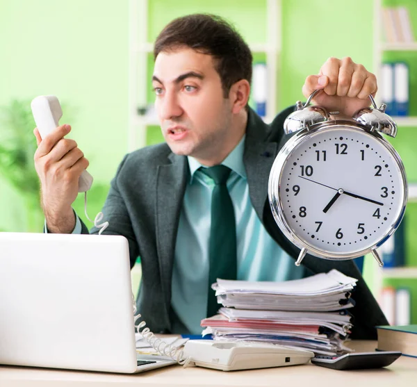 Uomo d'affari arrabbiato con il lavoro eccessivo seduto in ufficio in t — Foto Stock