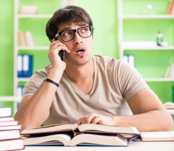 Studerande förbereder sig för universitetsprov — Stockfoto