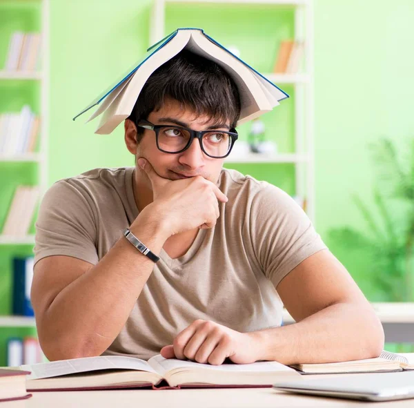 Étudiant se préparant aux examens universitaires — Photo