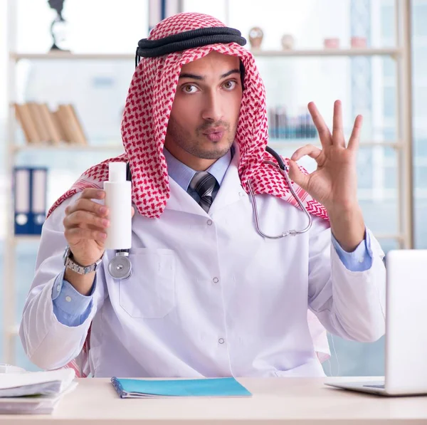 Il medico arabo che lavora in clinica — Foto Stock