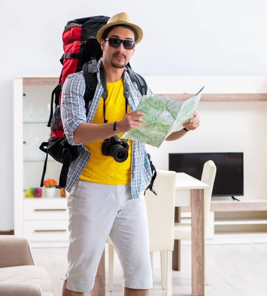 Homem planejando sua viagem com mapa — Fotografia de Stock