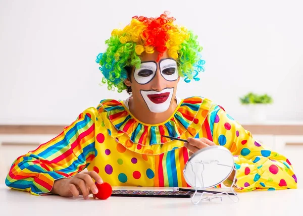 Il clown maschio che si prepara alla perfomance a casa — Foto Stock
