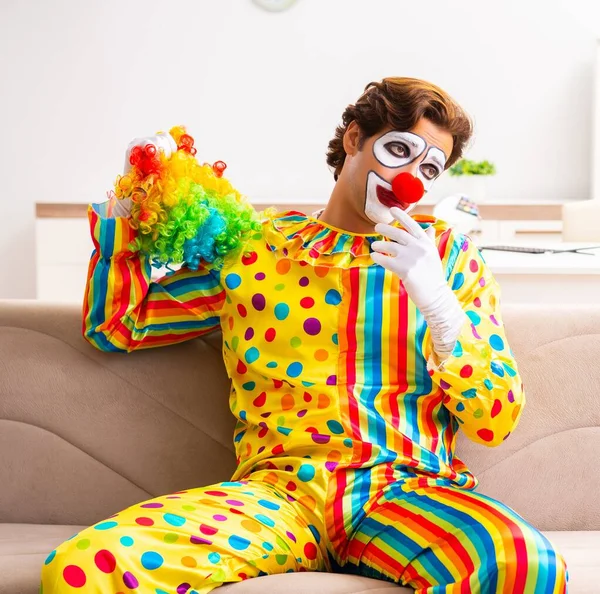 De mannelijke clown bereidt zich thuis voor op perfomance — Stockfoto