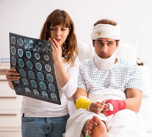 The loving wife looking after injured husband — Foto Stock