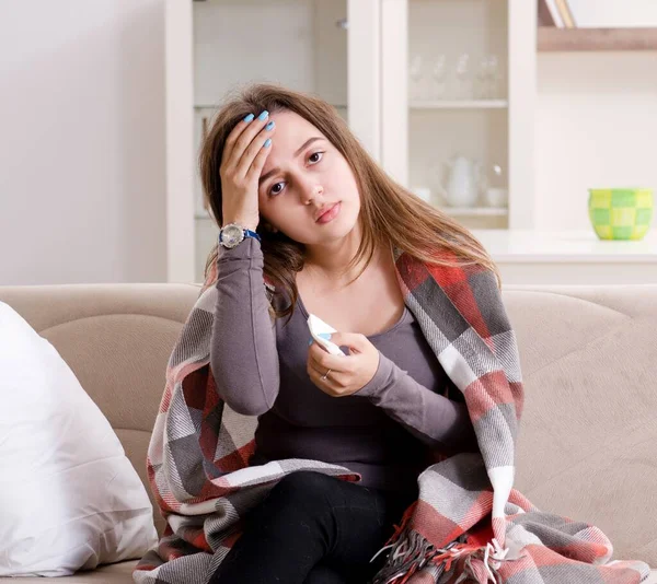 Die kranke junge Frau, die zu Hause leidet — Stockfoto