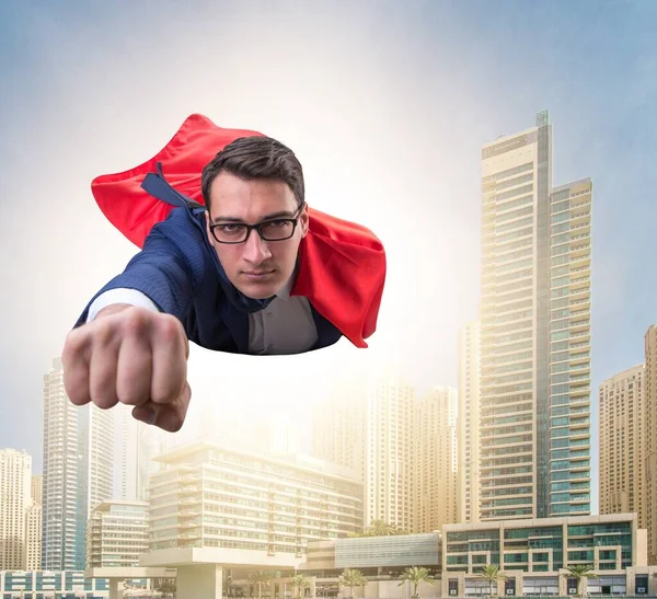Супергеройский бизнесмен летит над городом — стоковое фото