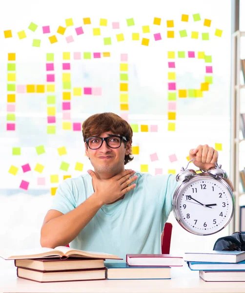 Studerande som förbereder sig för universitetsprov — Stockfoto