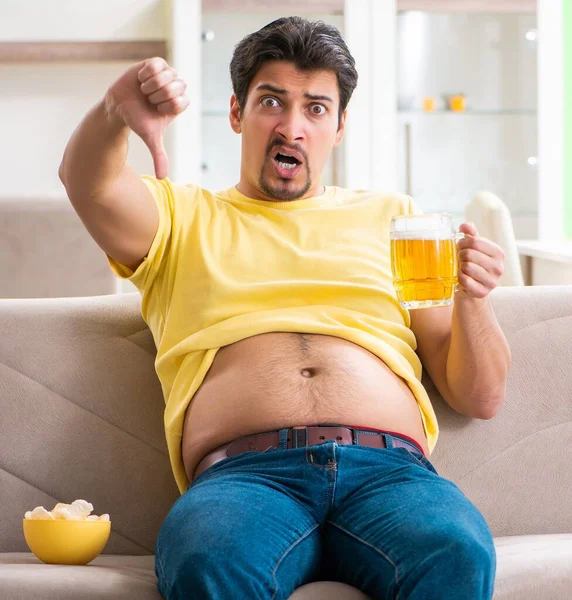 Hombre gordo obeso sosteniendo cerveza en concepto de dieta —  Fotos de Stock