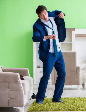 Adam giyinip işe geç kalıyor.