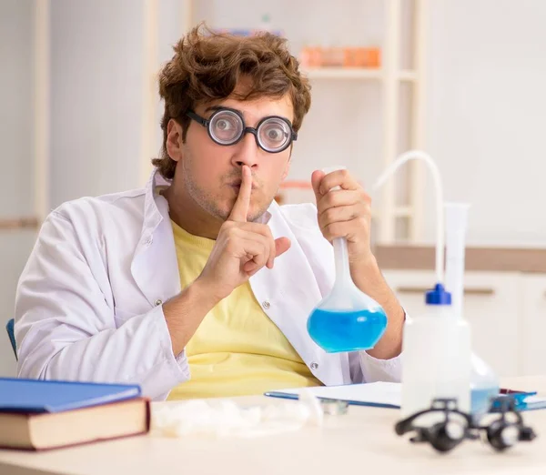 De grappige gekke chemicus doet experimenten en tests. — Stockfoto