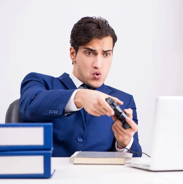 Young handsome businessman playing computer games at work office — Stock Photo, Image