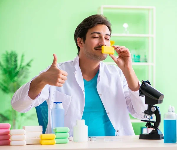 Χημικός δοκιμή σαπούνι στο εργαστήριο — Φωτογραφία Αρχείου