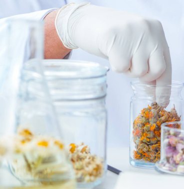 Laboratuvarda parfüm karıştıran bir kimyager.