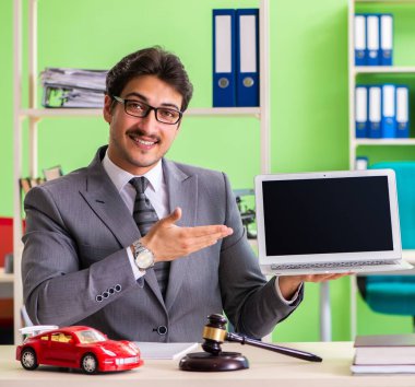 Genç ve yakışıklı avukat ofiste çalışıyor.