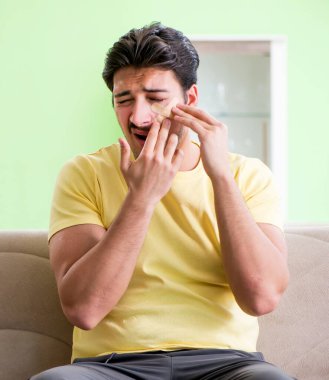 Yaralandıktan sonra evdeki genç adam.