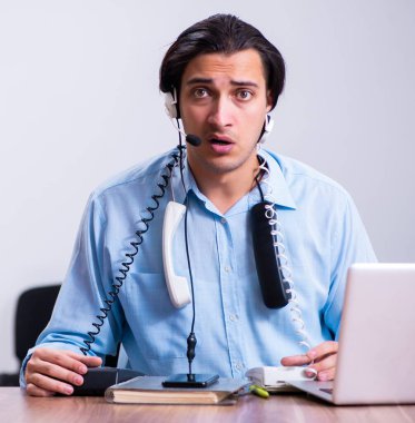 Masasında çalışan çağrı merkezi operatörü.