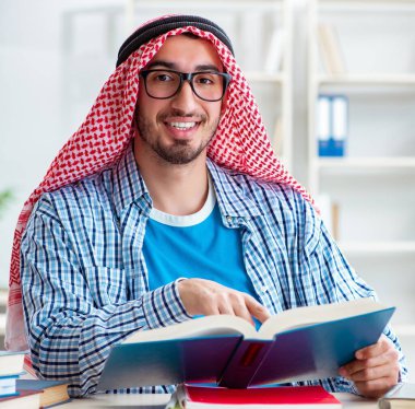Üniversite sınavlarına hazırlanan Arap öğrenci