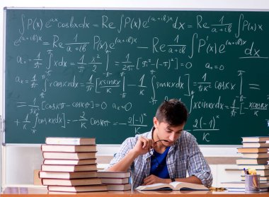 Okulda matematik okuyan genç erkek öğrenci.