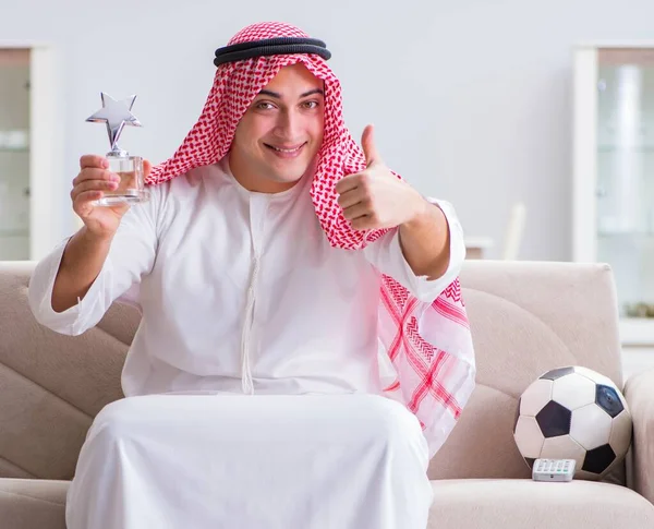 Arap adam televizyonda maç izliyor. — Stok fotoğraf