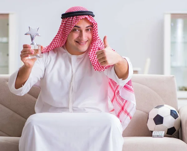 Arabisk man tittar sport fotboll på tv — Stockfoto