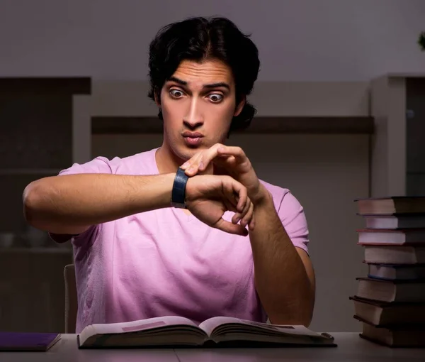 El estudiante guapo masculino que se prepara para los exámenes tarde en casa — Foto de Stock