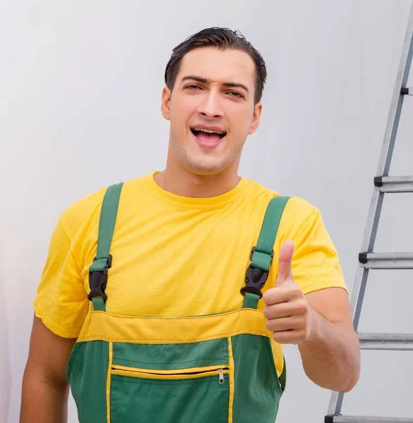 Reparatör i overall i DIY-konceptet — Stockfoto