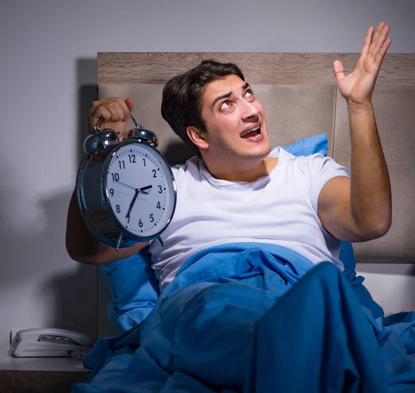 Людина має проблеми зі сном в ліжку — стокове фото
