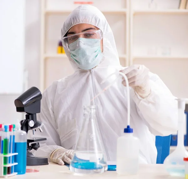 O jovem e bonito químico que trabalha no laboratório — Fotografia de Stock