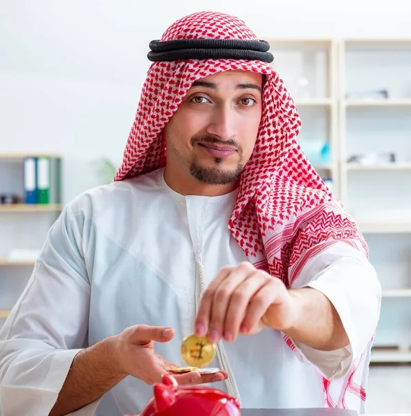 Uomo arabo con bitcoin nel concetto di estrazione mineraria criptovaluta — Foto Stock