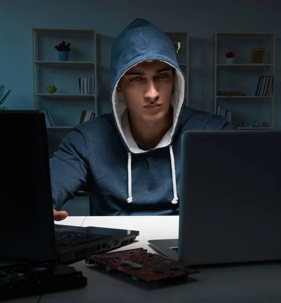 Hacker hacker computador à noite — Fotografia de Stock