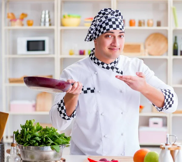 Cocinero joven trabajando en la cocina —  Fotos de Stock