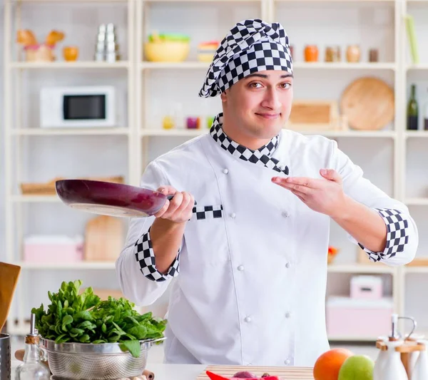 Jovem cozinheiro do sexo masculino trabalhando na cozinha — Fotografia de Stock