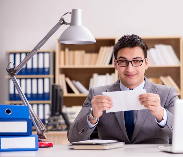 Empresário recebendo carta no escritório — Fotografia de Stock