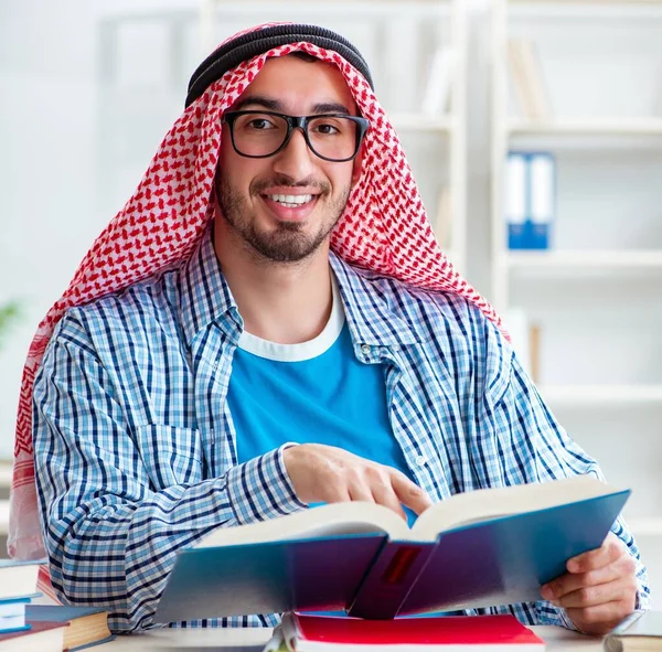 Estudiante árabe preparándose para exámenes universitarios —  Fotos de Stock